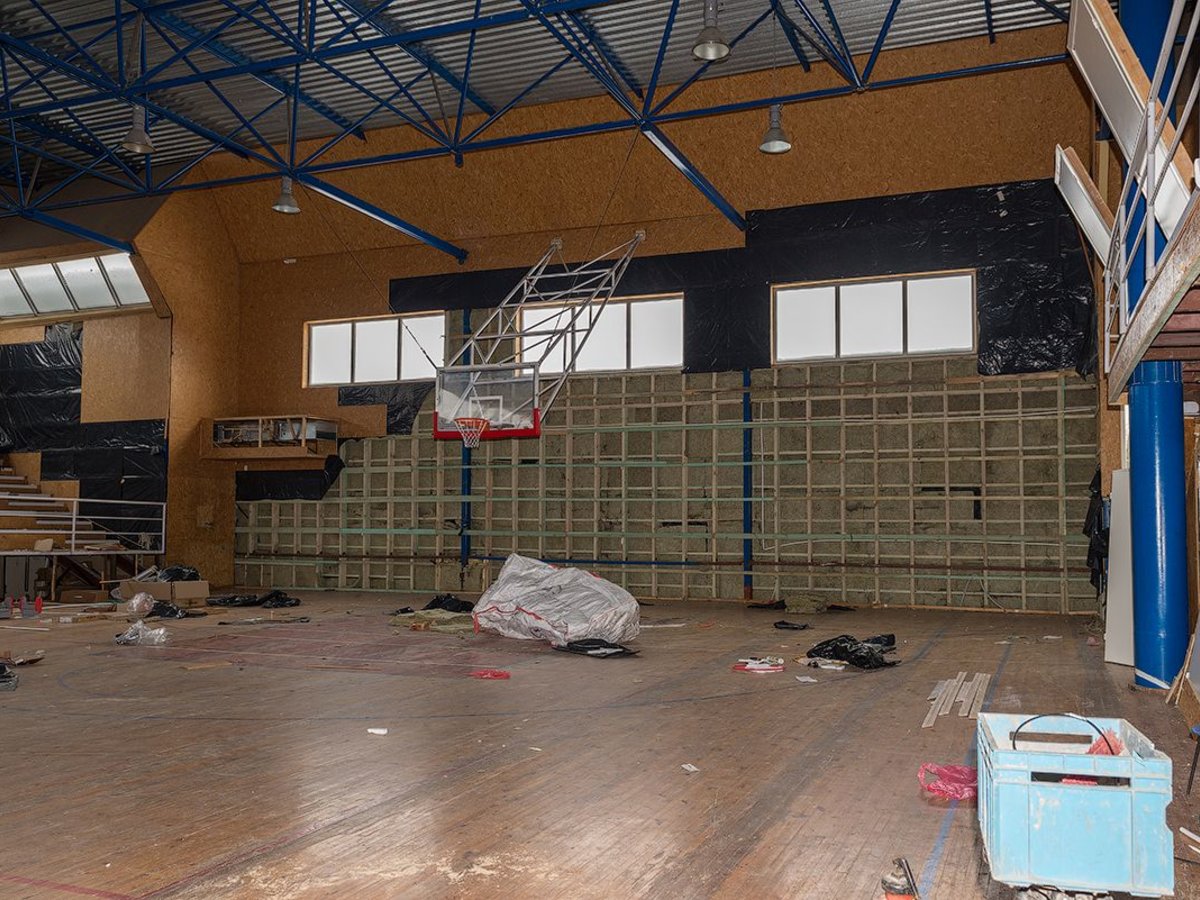 Ledai pajudėjo: avarinės būklės sporto centro pastatas pradedamas ardyti. Kas įsikurs jo vietoje...