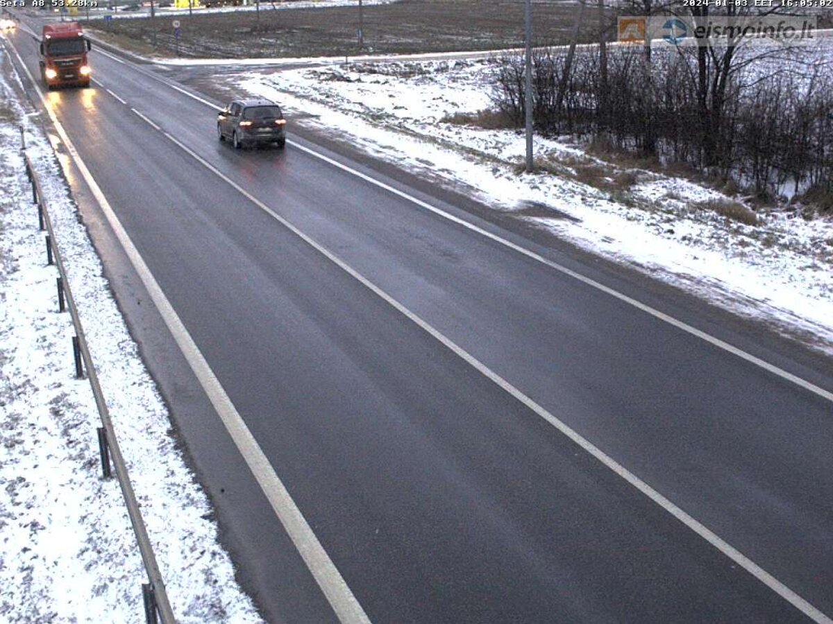 Šaltis sunkina padėtį šalies keliuose: vairuotojų prašoma atsargumo