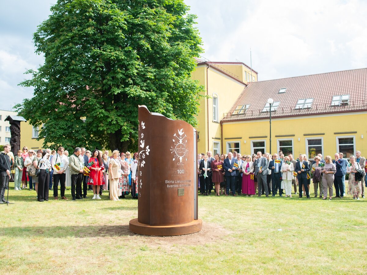 Atidengtas „Dainų medis“ – Lazdijų krašto kultūros istorijai įprasminti
