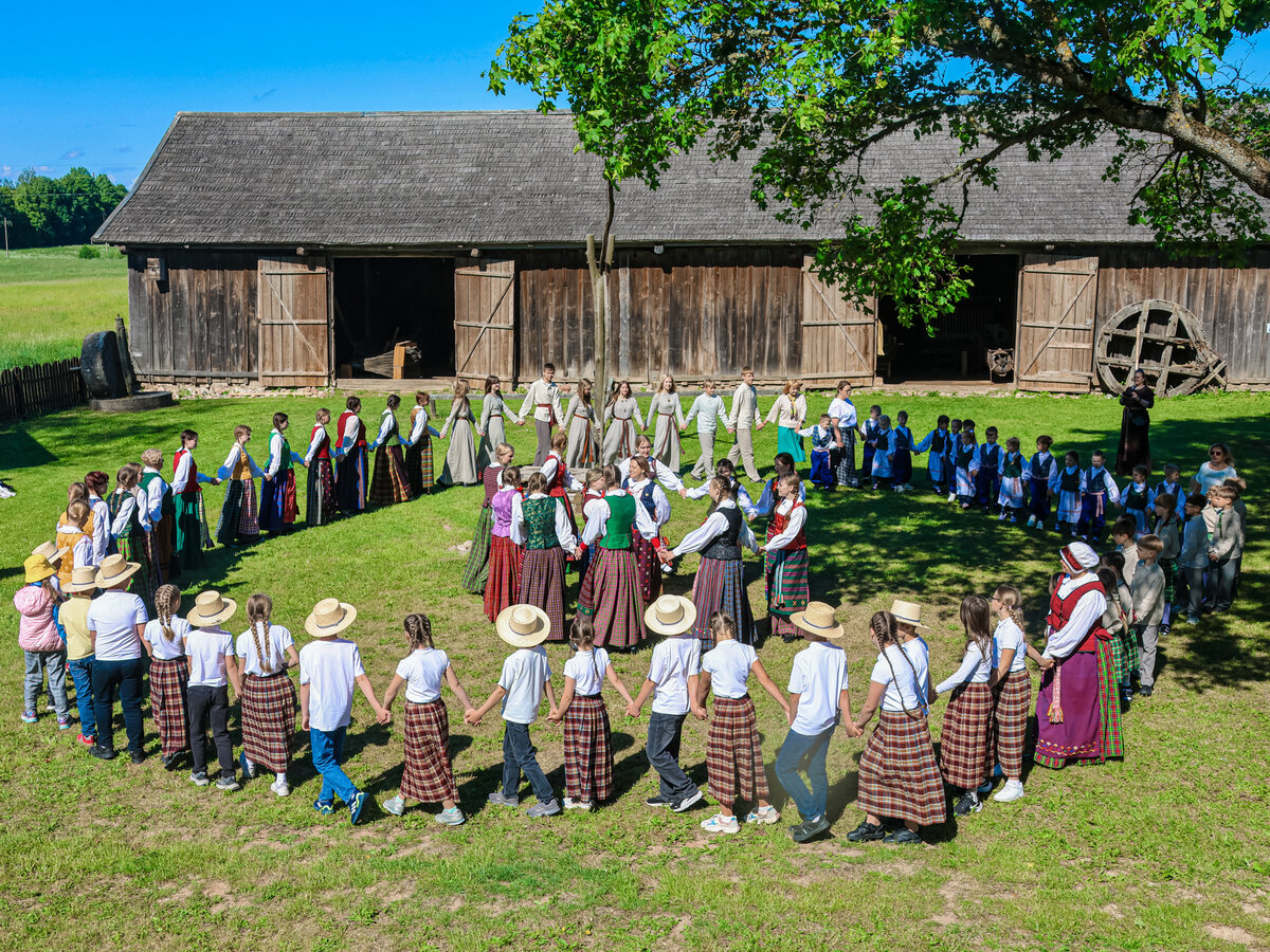 Nuskambėjo tradicinė vaikų ir jaunimo folkloro bei amatų šventė „Piemenėlių Sekminės“