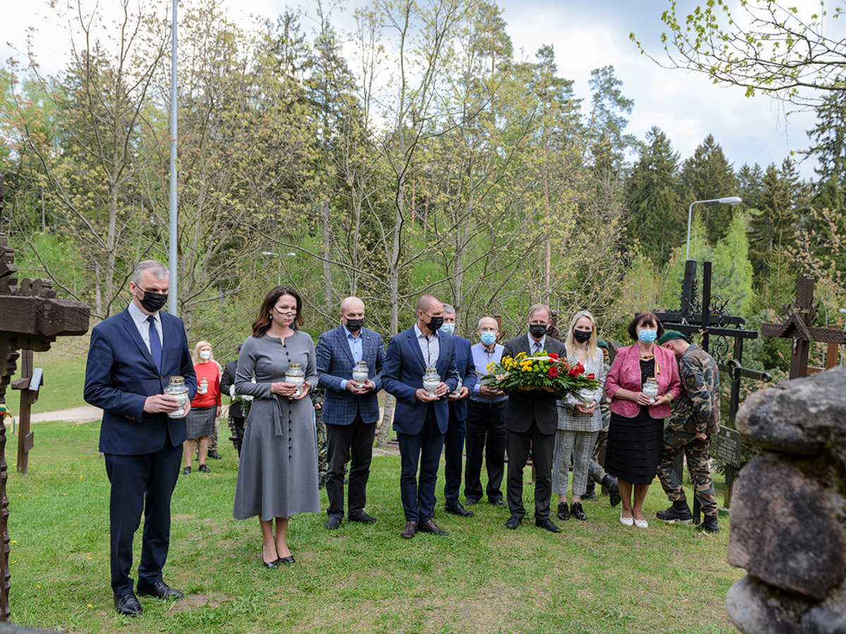 Lazdijų rajono bendruomenė iškilmingai paminėjo Kalniškės mūšio 76-ąsias metines