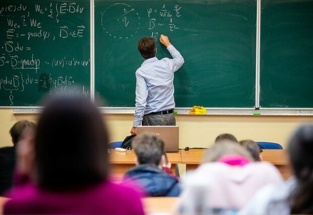 200 eurų valstybės stipendijas gaus matematikos, informatikos ir inžinerijos studentai!