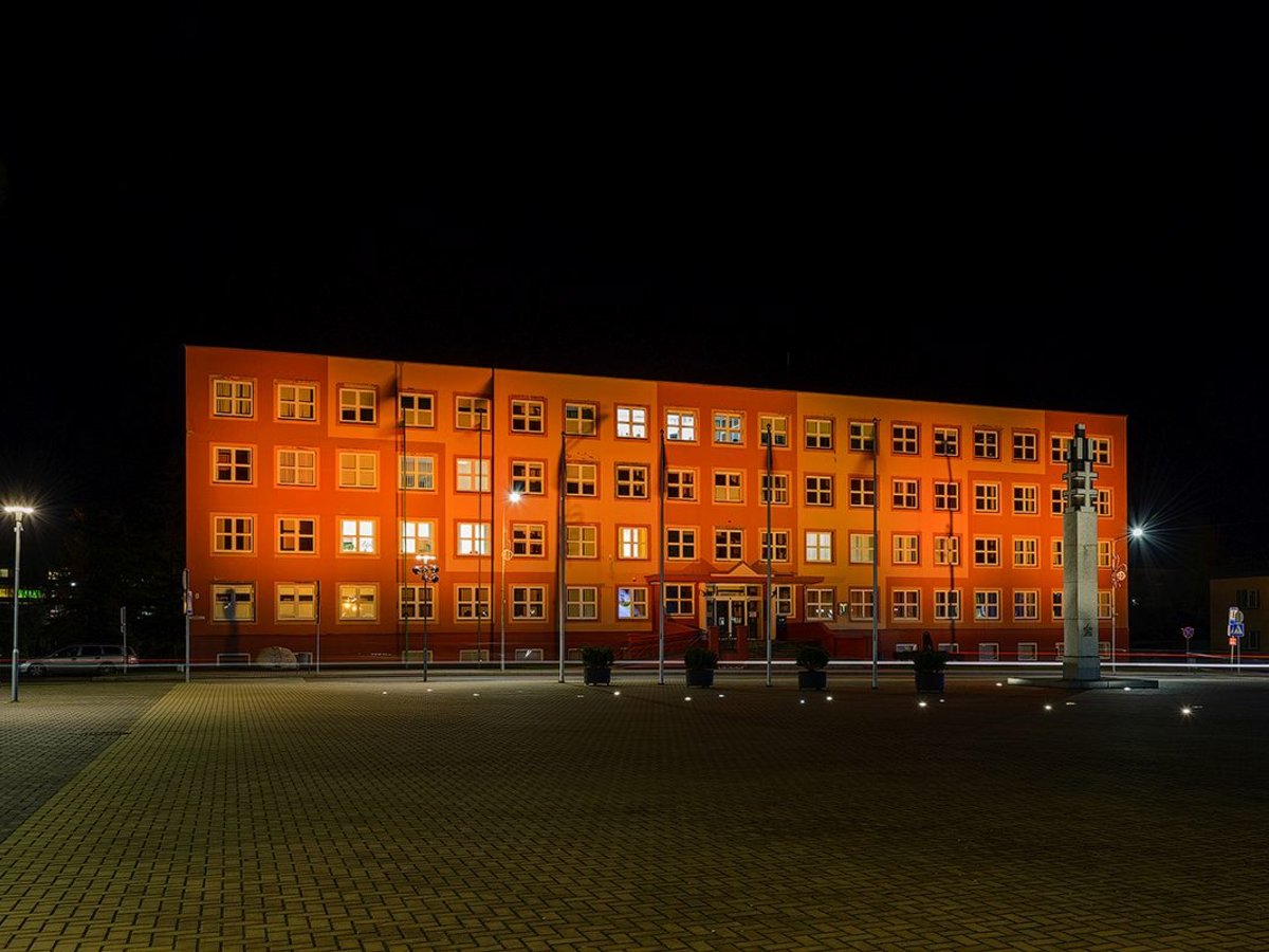 Tarptautinę kovos su smurtu prieš moteris dieną savivaldybės pastatas nušvito oranžine spalva