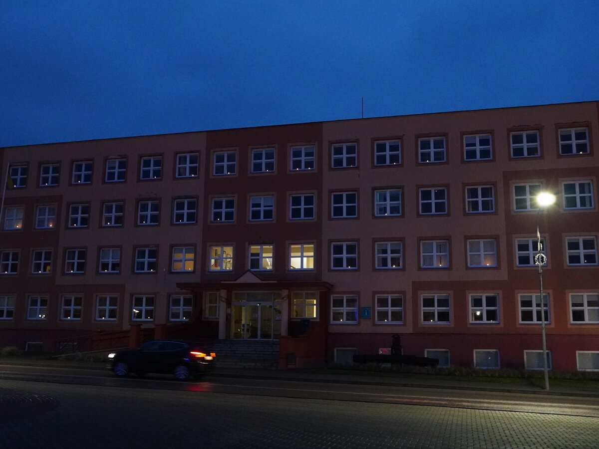 Lazdijai mini laisvės gynėjų dieną: languose sužibo atminimo žvakelės, miesto erdvės nušvito...