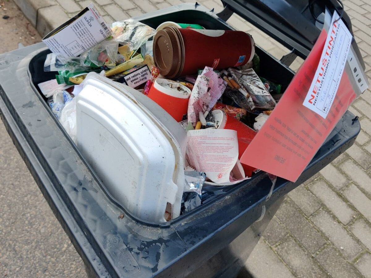 Indelių nuo produktų švariai išplauti nebūtina, bet mesti juos į pakuočių konteinerius – privaloma