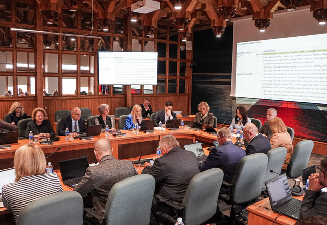 Lazdijų rajono savivaldybės tarybos posėdis: sprendimai dėl investicijų, švietimo, atliekų...