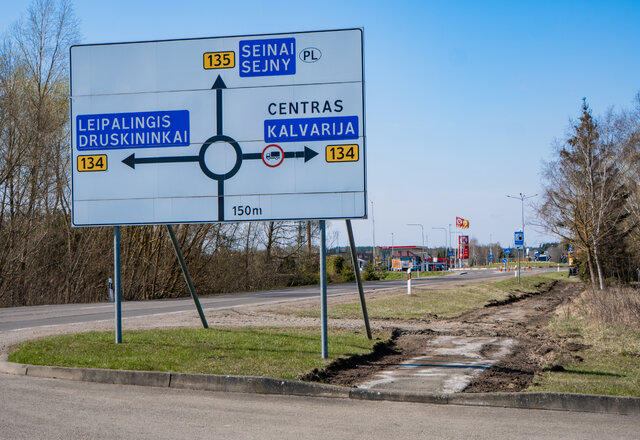 Lazdijų mieste daugiau patogumų gyventojams: įrenginėjamas pėsčiųjų ir dviračių takas Turistų g. 