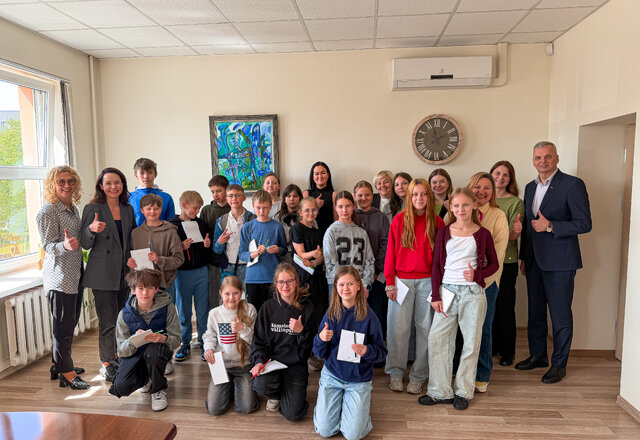 Savivaldybėje svečiavosi Lazdijų Motiejaus Gustaičio gimnazijos 6c klasė