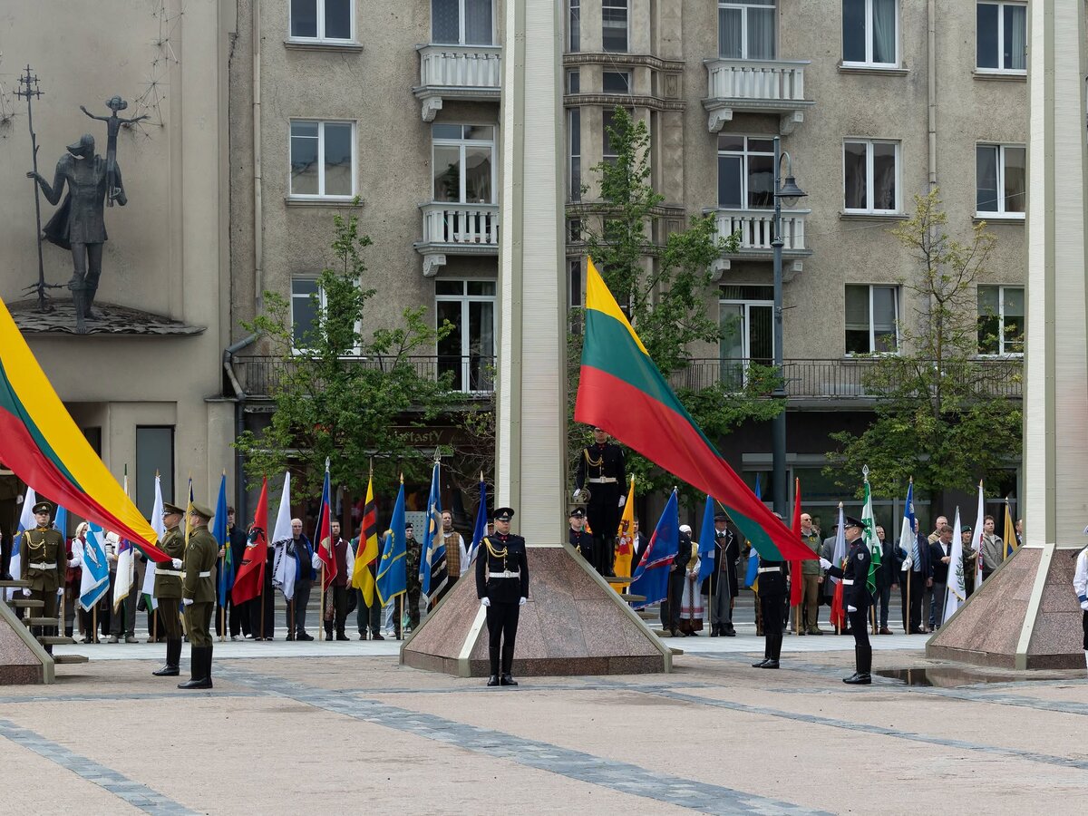 Valstybės vėliavos pakėlimo ceremonijoje prie Seimo rūmų plazdėjo Lazdijų rajono savivaldybės...