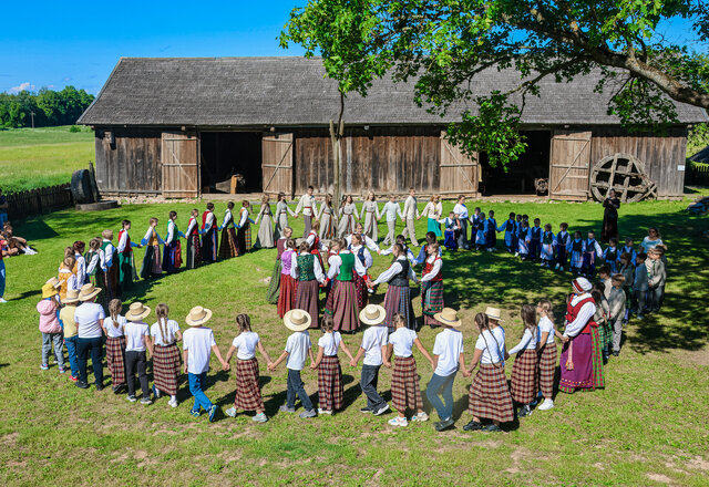 Nuskambėjo tradicinė vaikų ir jaunimo folkloro bei amatų šventė „Piemenėlių Sekminės“